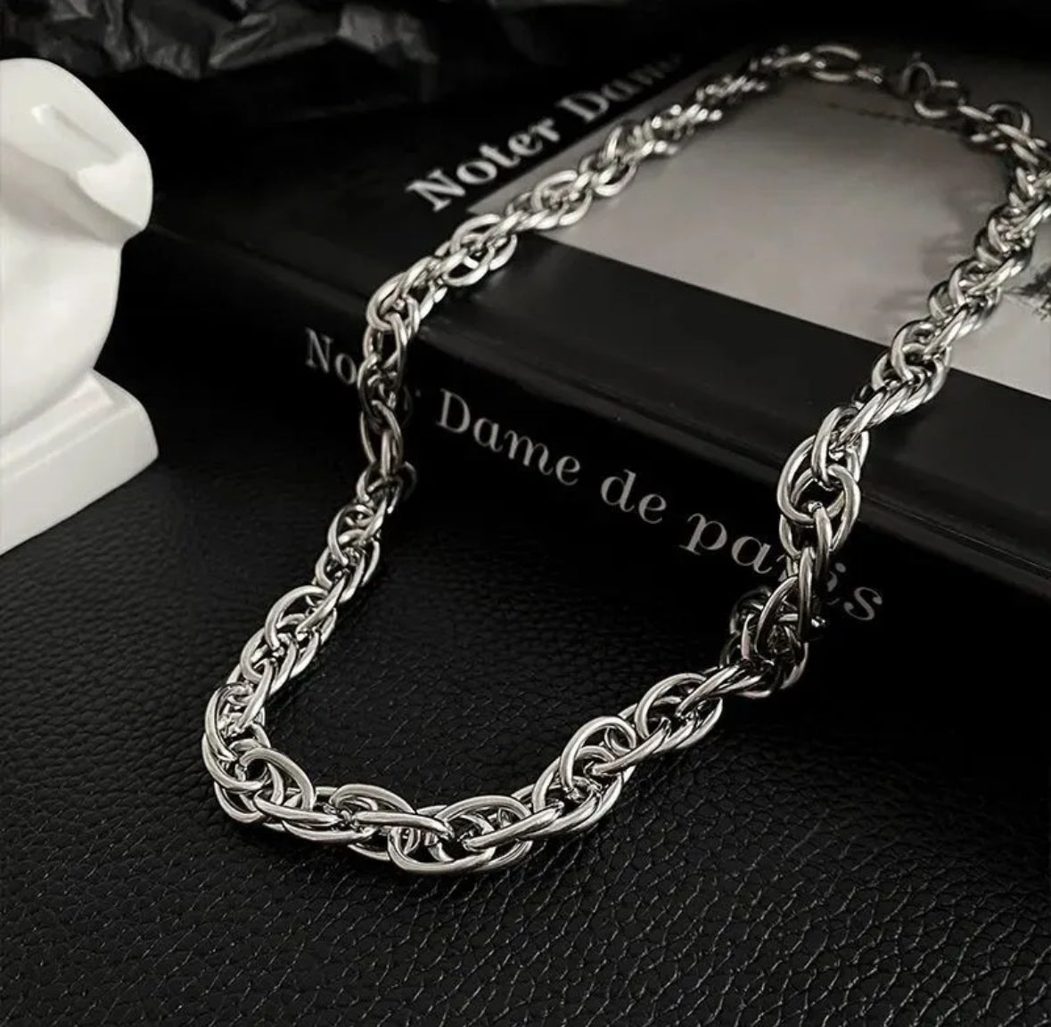 Noir Twist Chain