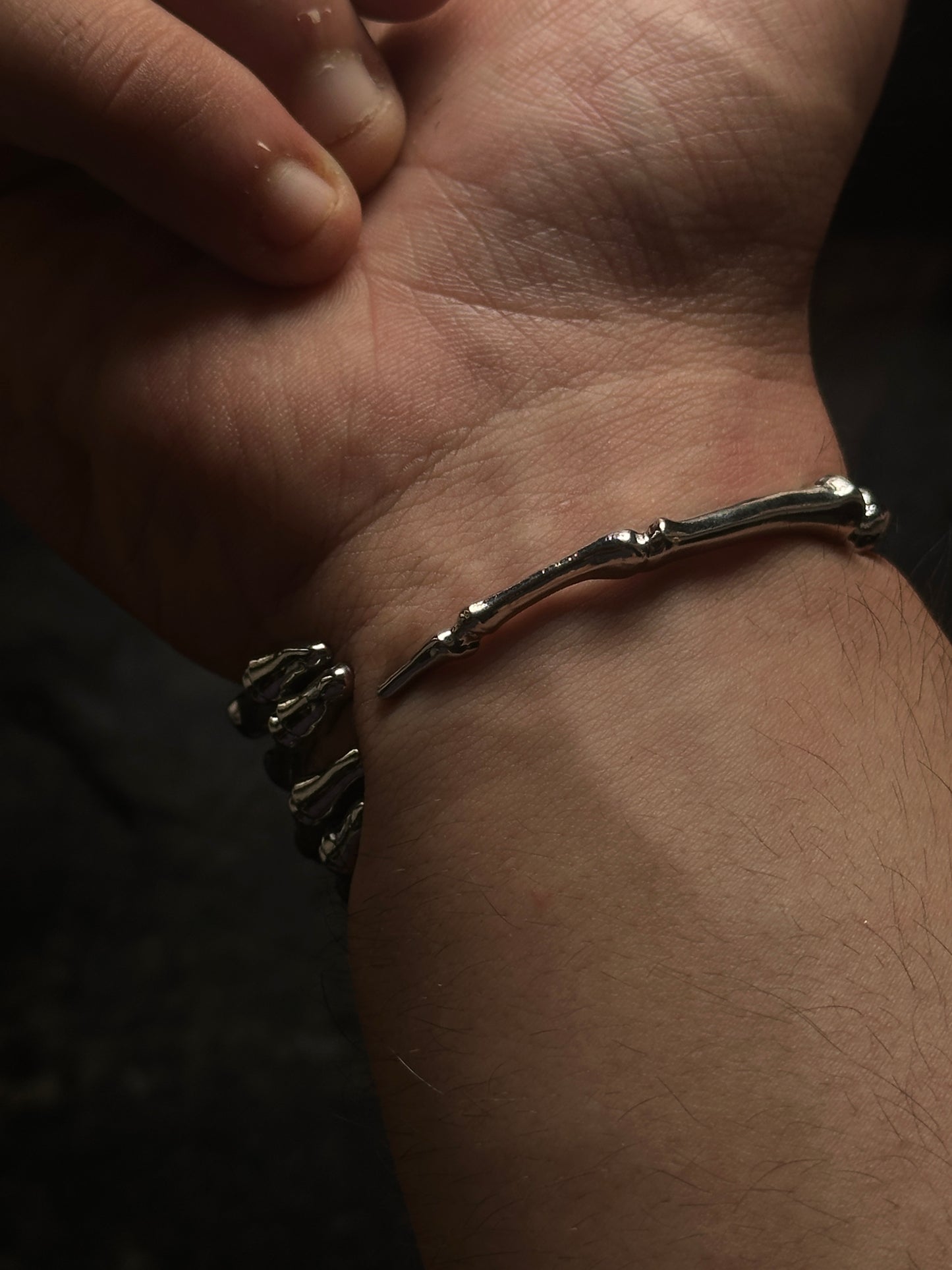 Skull Grasp Bracelet